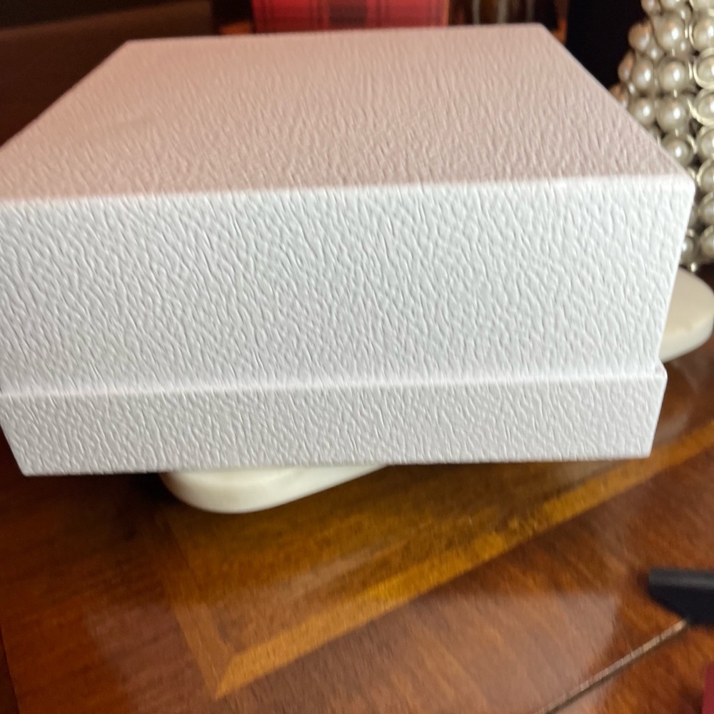 Dior Elegant Gold & White Ribbon Collection w/Beautiful White Box for Gifting - Picture 10 of 10